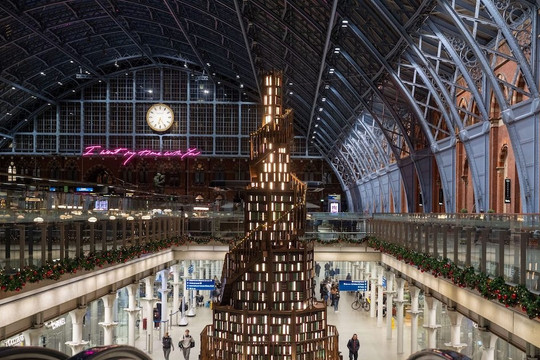 Độc đáo cây thông Noel được trang trí từ 3.800 bìa sách vẽ tay