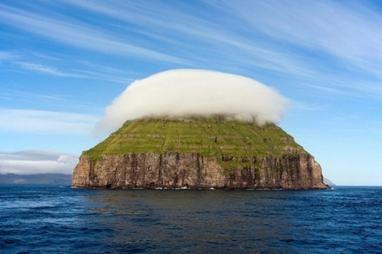Kỳ lạ hòn đảo ‘đội mây’ có diện tích chưa đầy 1km2, nằm giữa đại dương như trong truyện cổ tích