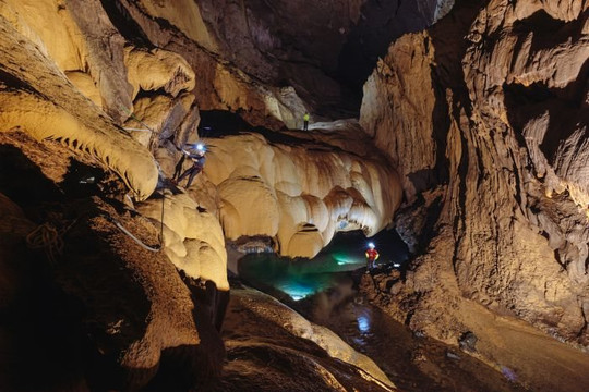 Kỳ quan bên trong hang động sở hữu hệ thống 1.000 khối thạch nhũ hình nón phức tạp, được ví như 'cung điện lộng lẫy' giữa đại ngàn Phong Nha