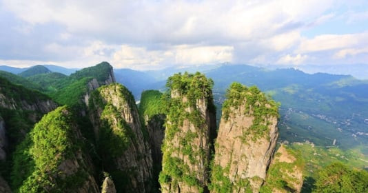 Thành phố ẩn mình nơi núi cao được mệnh danh là ‘xứ sở thần tiên đẹp nhất Trung Quốc’