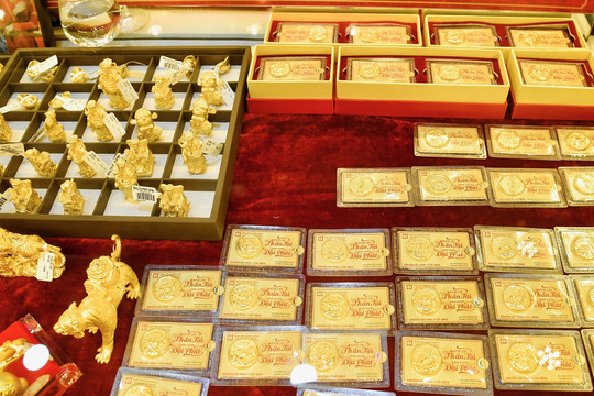 Giá kỷ lục 77 triệu/lượng, có nên ‘ôm’ 4 tỷ đồng tiền dưỡng già đi mua vàng?