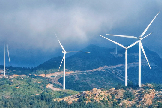 Đề xuất tăng lương tối thiểu vùng; EVN muốn nhập điện gió từ Lào