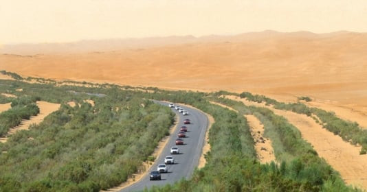 Xa lộ xuyên sa mạc dài 552km dài nhất thế giới: Đi qua ‘sa mạc tử thần’, được ‘vành đai xanh’ rộng lớn bảo vệ