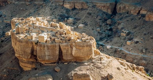 Ngôi làng kỳ lạ xây bằng gạch bùn, nằm trên khối đá cao 150m, dân cư chỉ khoảng 17 người