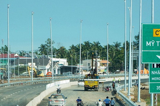 Bộ GTVT giải thích việc tài xế than khó tìm đường vào cao tốc Mỹ Thuận - Cần Thơ