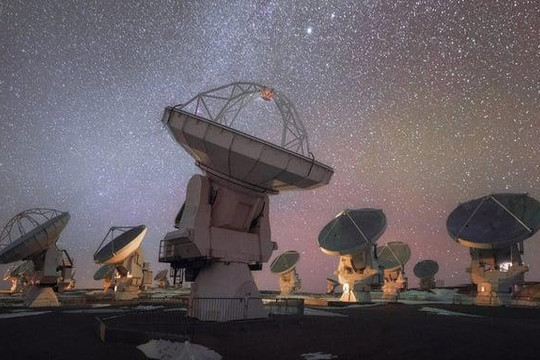 Đài thiên văn ở ‘hoang mạc tử thần’ bắt được gợn sóng lạ từ thế giới 12 tỷ năm tuổi