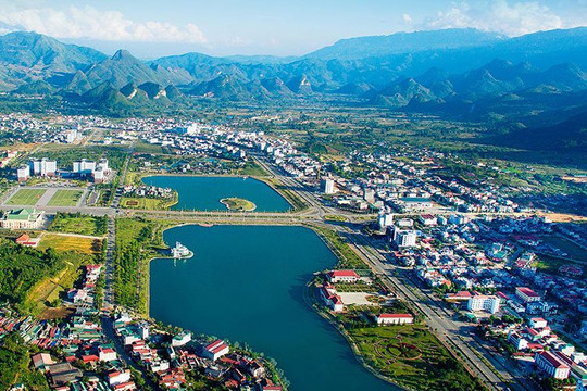 Tỉnh rộng 9.000km2 sở hữu 6/10 ngọn núi cao của cả nước, diện tích đứng thứ 10 nhưng mật độ dân số thấp nhất Việt Nam