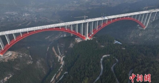 Cầu vòm nhịp đôi lớn nhất thế giới vừa mới hoàn thành: Bắc qua 2 thung lũng với 6 làn xe thách thức mọi trọng lực