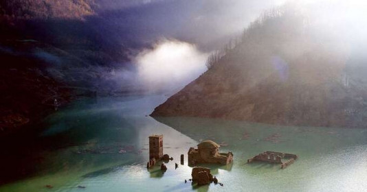 Ngôi làng cổ chìm sâu dưới đáy hồ nhiều năm bỗng xuất hiện, thu hút hàng triệu du khách tới khám phá