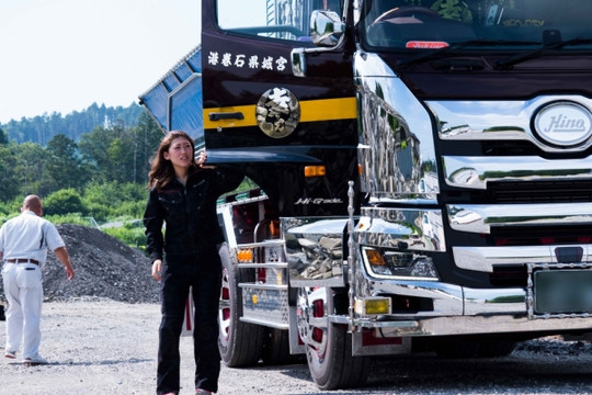 Thiếu nhân lực, kinh tế Nhật Bản được 'giải cứu' bởi những người phụ nữ nhỏ bé lái chiếc xe tải khổng lồ