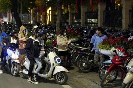 Tranh thủ 'chặt chém' đêm Countdown, hàng chục bãi trông giữ xe tại Hà Nội bị phạt nặng