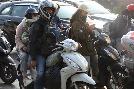 Kết thúc kỳ nghỉ Tết Dương lịch 2024, cửa ngõ về Hà Nội lại chật ních xe cộ