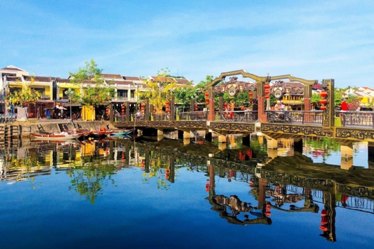 Hàng vạn du khách tham quan phố cổ Hội An dịp Tết Dương lịch 2024