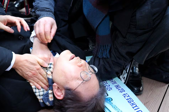 Cựu ứng viên tổng thống Hàn Quốc bất ngờ bị đâm vào cổ