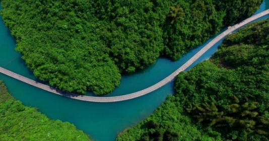 Chiêm ngưỡng đường cao tốc trị giá hơn 1.700 tỷ đồng nằm giữa lòng sông, uốn lượn như dải lụa quanh núi non hùng vĩ