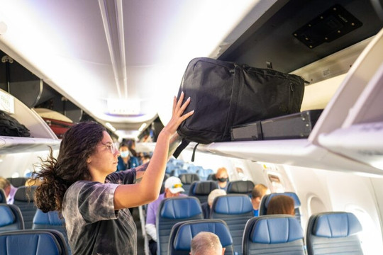 Vì sao phải để lại hành lý trên máy bay khi sơ tán trong trường hợp khẩn cấp?
