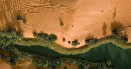 Mê hồn trước vẻ đẹp của những hồ nước giữa lòng sa mạc lớn thứ hai thế giới: Nằm rải rác trong các cồn cát cao chót vót, nước mặn gấp 5 lần nước biển