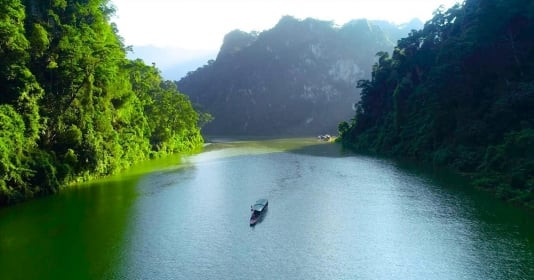 Một nơi ở miền núi phía Đông Bắc Việt Nam được ví như 'vịnh Hạ Long' giữa đại ngàn, cảnh sắc thơ mộng, nước trong xanh thấy cả cá nheo khổng lồ nhưng ít người biết đến