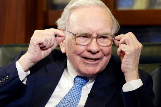 Tỷ phú Warren Buffett: 'Năm 2024, tránh phí tiền vào 10 thứ này nếu không muốn nghèo càng thêm nghèo'
