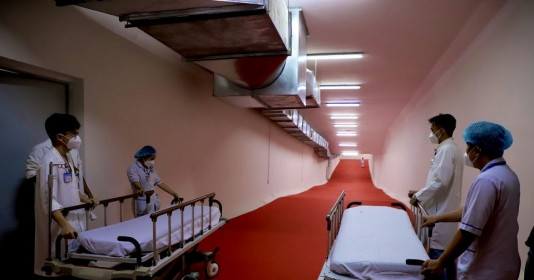 Bên trong đường hầm chuyển bệnh nhân dài 65m duy nhất tại bệnh viện ở TP. HCM, kết nối cấp cứu với hàng không