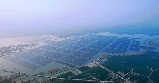 Nhà máy điện rộng bằng 1.300 sân bóng của Trung Quốc: Đủ điện cho 700.000 người/ngày và giảm được khoảng 580.000 tấn CO2 mỗi năm