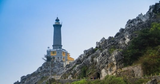 Ngọn hải đăng trăm tuổi cổ bậc nhất Việt Nam cao gần 110m, chiếu xa đến 27 hải lý, là ‘tiền đồn canh trấn’ cửa biển Hải Phòng