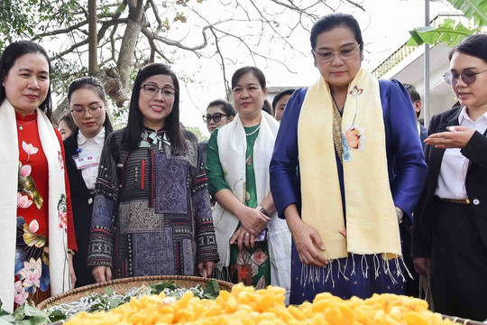 Hai phu nhân Thủ tướng Việt Nam và Lào trải nghiệm kéo sợi tại làng dệt Nam Cao