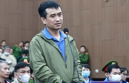 Chuyện khóc, cười, khoe phong độ ở phiên tòa xét xử vụ Việt Á