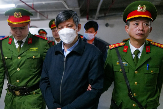 Vụ Việt Á: Cựu Bộ trưởng Y tế Nguyễn Thanh Long bị đề nghị 19-20 năm tù