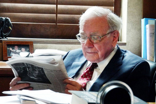 'Độc lạ' như Warren Buffett: Dùng 1 USD trang trí khắp văn phòng bằng các tờ báo, lý do đằng sau khiến ai cũng bất ngờ