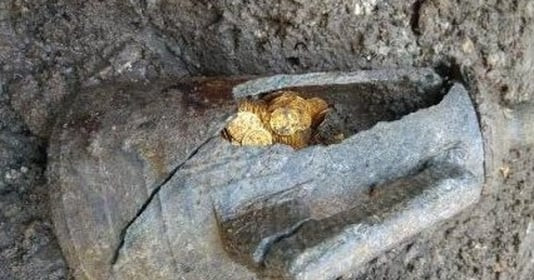 Bất ngờ phát hiện kho báu có giá trị hàng chục tỷ đồng bị chôn vùi dưới nền đất, công trường đang thi công phải phong tỏa để tiến hành khai quật