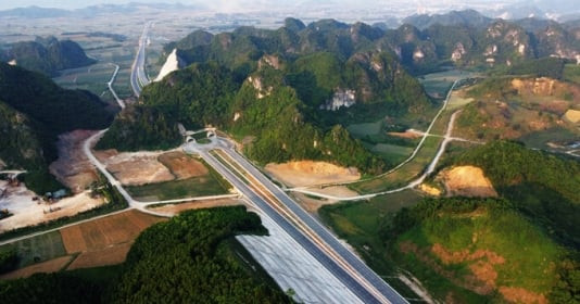 Cảnh sắc kỳ vĩ của tuyến cao tốc 12.000 tỷ dài 63km, nối vùng đất cố đô với tỉnh thành được mệnh danh là ‘Việt Nam thu nhỏ’