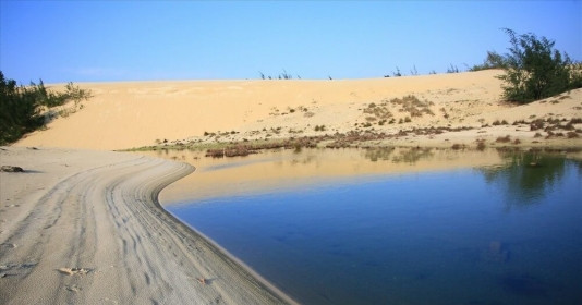 Về một tỉnh miền Trung Việt Nam khám phá ‘hồ nước không đáy’, được ví như một ốc đảo nằm giữa những đồi cát trắng trải dài