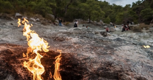 Kỳ lạ những hòn đá tự bốc cháy suốt 2.500 năm không tắt, các nhà khoa học đau đầu đi tìm lời giải