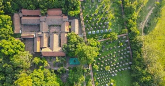 Khám phá ngôi cổ tự rộng hơn 50.000m2, ngự trên đỉnh một ngọn núi cao ở miền Bắc, nổi tiếng với vườn tháp chôn giữ tro cốt của hơn 1.000 tăng, ni lớn nhất Việt Nam