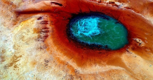 Bí ẩn dòng suối là ‘con mắt quỷ’ đỏ rực, sôi sục hàng nghìn năm giữa sa mạc