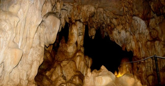 Vẻ đẹp hoang sơ của hang động nằm trên đỉnh núi, ngày đêm phát ra âm thanh độc đáo thu hút du khách tìm về khám phá