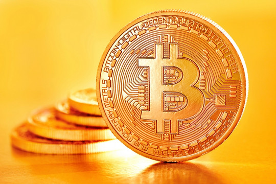 Bitcoin tăng vọt lên 49.000 USD ngay khi ETF chào sàn