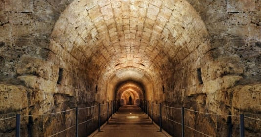 Phát hiện đường hầm bí mật dưới thành cổ chuyên dùng để vận chuyển vàng 800 năm trước