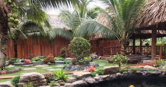 Độc đáo căn biệt phủ xây từ 4.000 cây dừa trăm năm tuổi của lão nông miền Tây