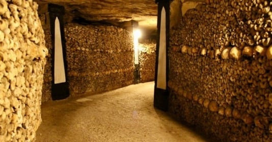 Hầm mộ nằm dưới một thành phố lớn gồm hàng loạt đường hầm kéo dài hơn 300km, trở thành nơi chứa hài cốt của hơn 6 triệu người