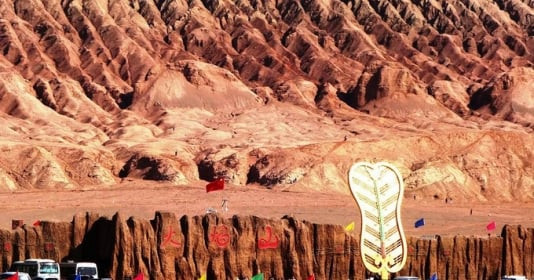 Dãy núi Hỏa Diệm Sơn ngoài đời thực nắng nóng kỷ lục đến 80 độ C, thu hút 6.000 du khách đến khám phá mỗi ngày