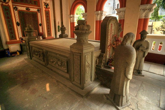 Hé lộ thân thế người nằm dưới khu lăng mộ cổ bí ẩn, trăm năm vẫn được bảo tồn nguyên vẹn giữa lòng Sài Gòn