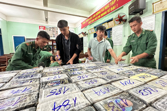 Phát hiện gần 300 kg nghi ma túy trôi dạt vào bờ biển 
 tỉnh Quảng Ngãi