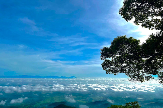 'Săn mây' ngay tại nơi cao nhất Hà Nội: Phải leo hơn 1.320 bậc thang đá ngay bên vách núi nếu muốn lên đỉnh, cảnh đẹp không kém Tà Xùa hay Bạch Mộc Lương Tử