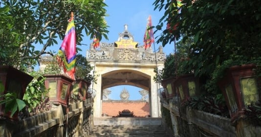 Ngôi đền thiêng nằm trên đỉnh núi được xếp hạng Di tích lịch sử văn hóa cấp Quốc gia, là nơi lưu truyền câu chuyện về pho tượng chỉ có một tay, một chân