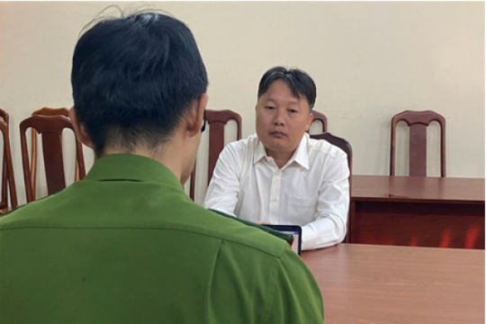 Khởi tố, bắt tạm giam cán bộ Cục Hải quan thành phố Hồ Chí Minh về tội 'Buôn lậu'