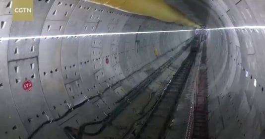 Bên trong đường hầm kính hiện đại gồm 900m chạy dưới lòng biển, là đường hầm đầu tiên của hệ thống giao thông nhanh hạng nhẹ trong vùng