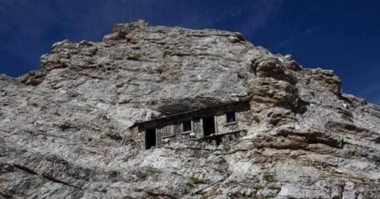 Ngôi nhà bám trụ trên rìa núi cao gần 3.000m, đã hơn 100 năm tuổi nhưng không ai dám di dời, đường lên gây 'đau tim'