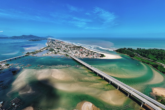 Ngắm đường cong tuyệt mỹ của 'Vịnh biển đẹp nhất thế giới' ở Việt Nam